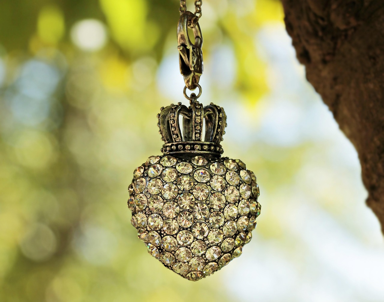Vintage Glam Jewelry Explained