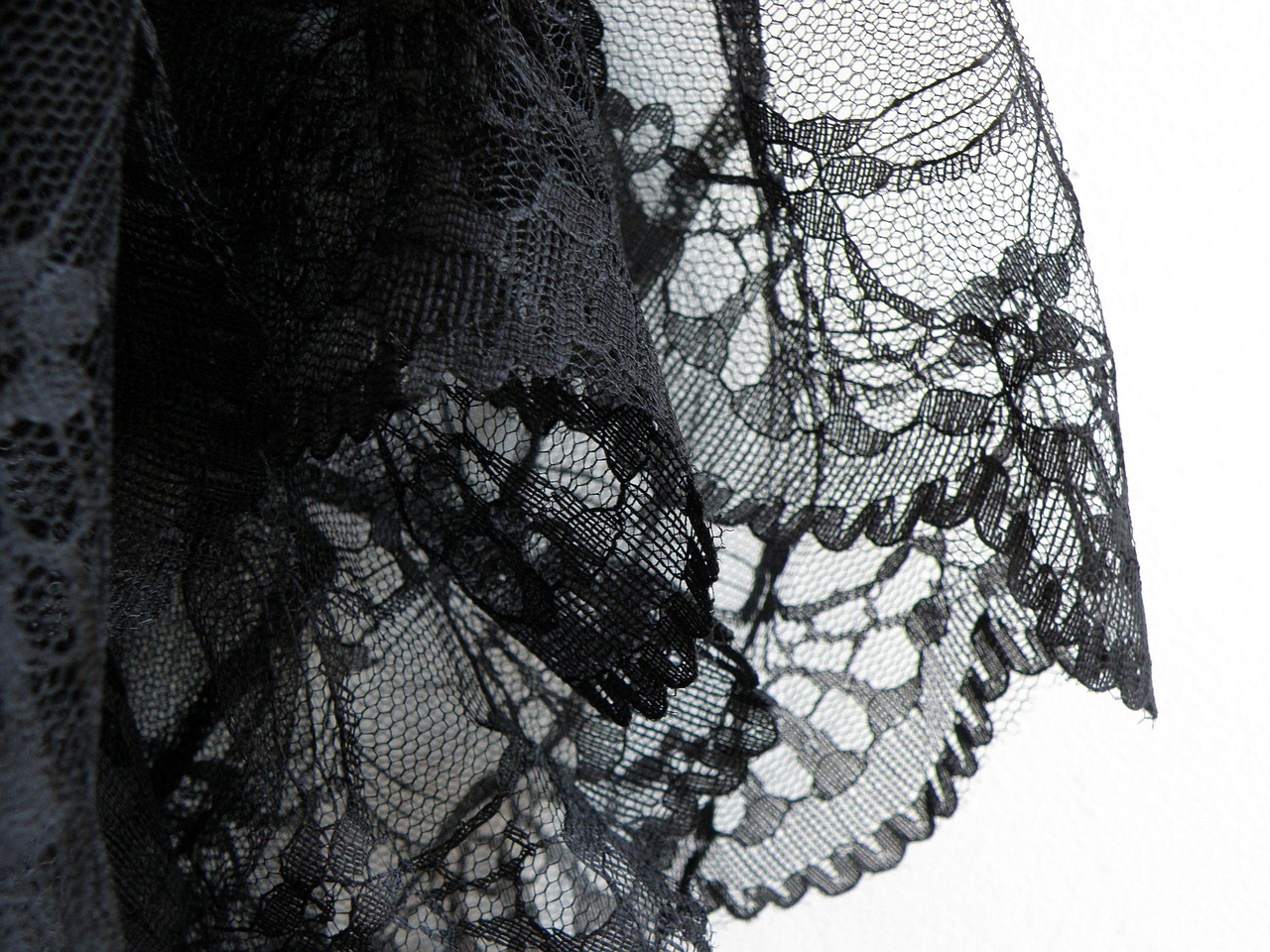 Lace Skirt Outfit Trends