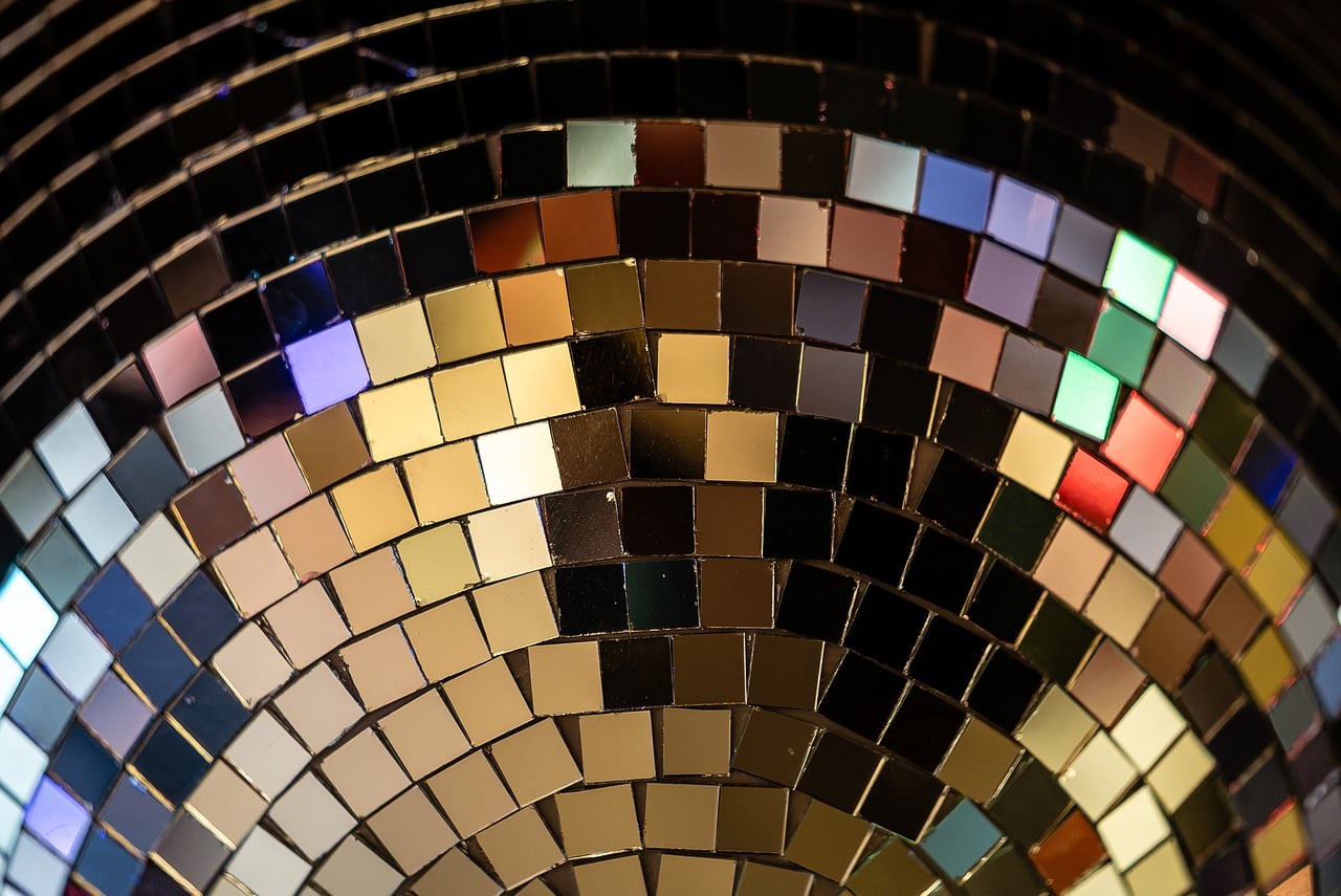 Disco Glam Aesthetic Guide